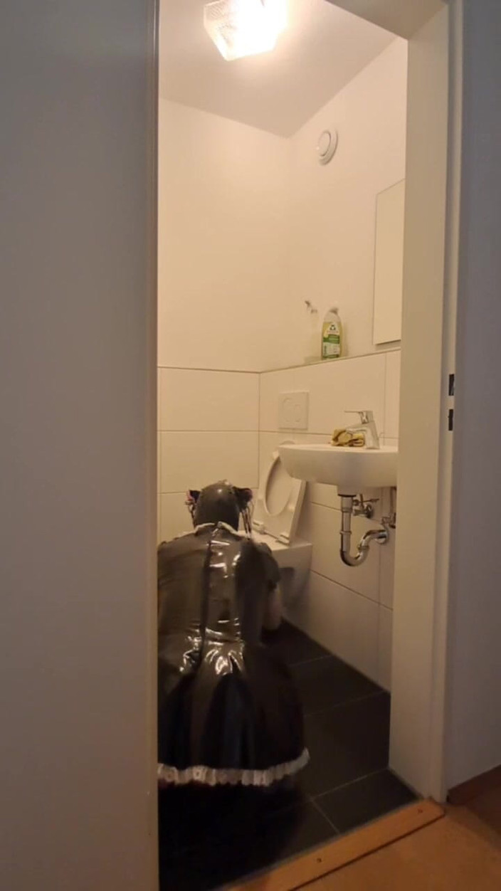 2GirlTs1Cock: 새장 Sissy Maid 노예 - 여주인과 남친을 위한 화장실 청소