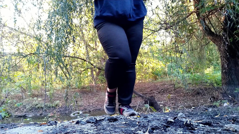 Elena: MILF in jeans and sanitary pad on panties pissing on...
