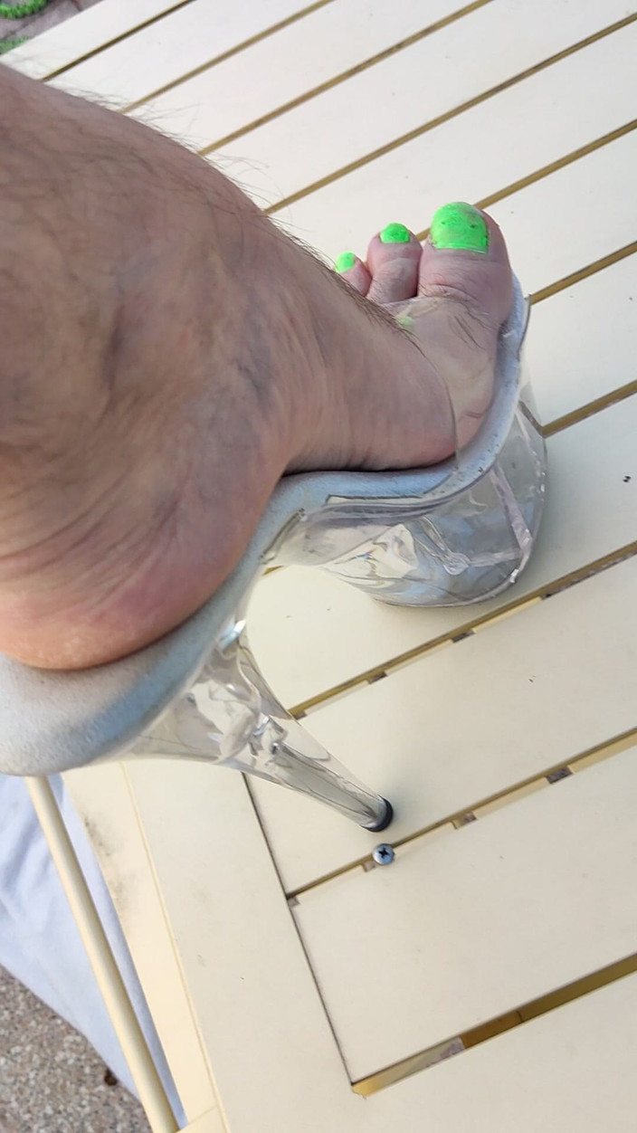 Mutsakin: Stöckelschuhe