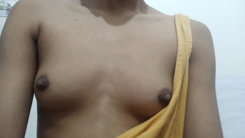 desigirl93: La snella Milana in minigonna mostra i buchi