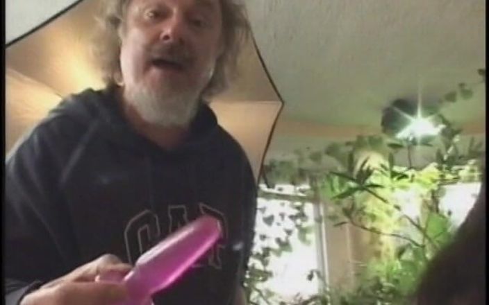 Porncentro: ポルノ監督が俳優がシーン撮影中にバットプラグを使用する場合を解説
