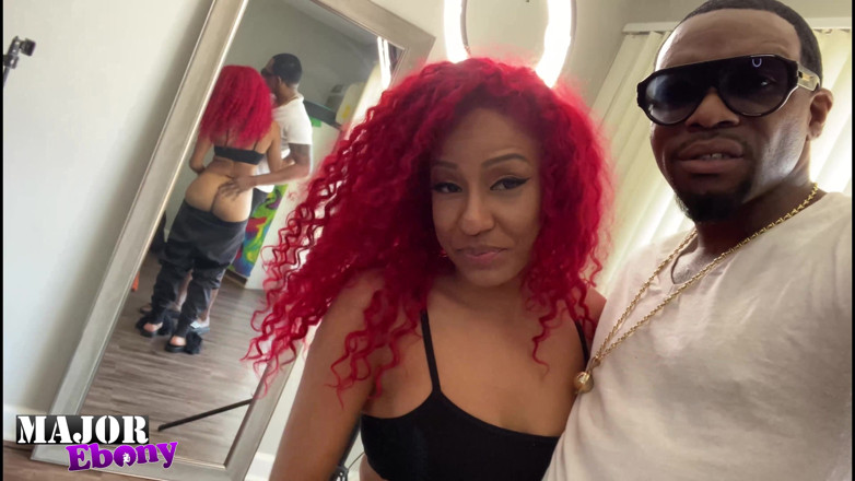Major Ebony: 赤毛のバービーがBBCとセックスしながら潮吹き!