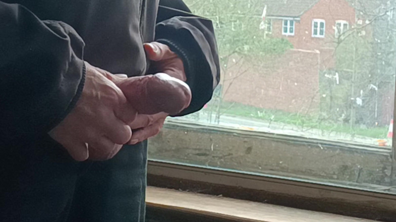 Rockardglans: Masturberen en klaarkomen bij het raam bij het huis van...