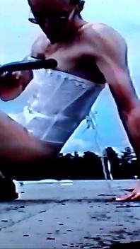 Crossdresser Cavalgando Um Vibrador Gigante Na Parte Superior Do Telhado