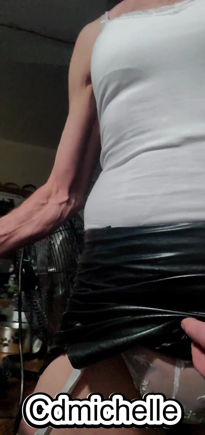 Cd Michelle lingerie: Cdmichelle draagt zwarte minirok