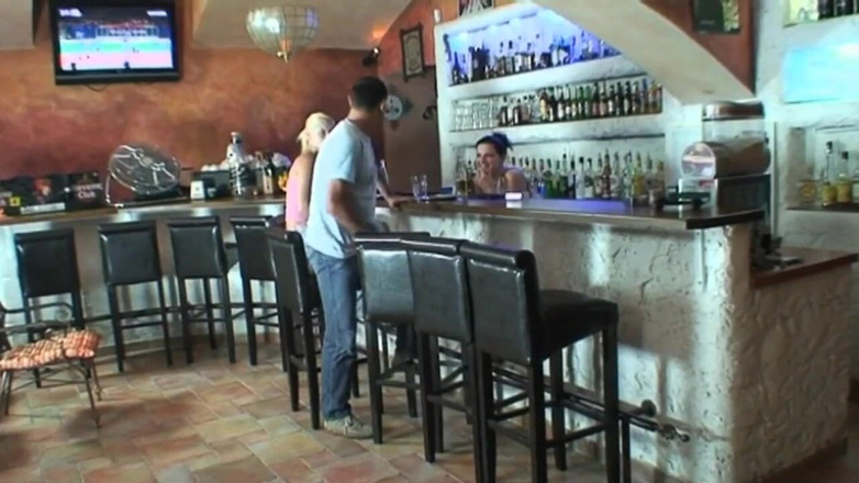 East Public: Anh ấy đụ một con đĩ trẻ trong nước và sau đó cũng ở nhà