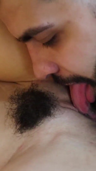 Joven blanca follando su coño peludo sin condón