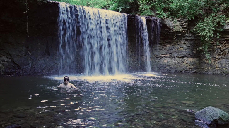 Barenakedmuscles: 筋肉質なアジア系イケメンがWaterfallのスピードドレスでフレックス - タイトなお尻と穴をじらし、裸になり大量の射精で爆発