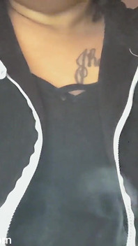 Mi martella la figa con un grosso plug anale dildo in profondità nel mio culo