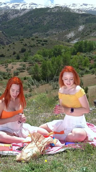 Picknick i berg förvandlades till het lesbisk sex med kisslek!