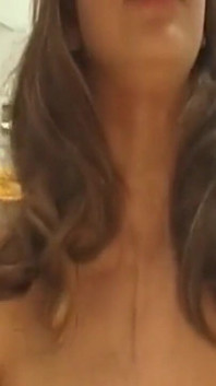 สาวผมน้ำตาลเงี่ยนกลืนควยดำแล้วโดนซอยหีโหดๆ