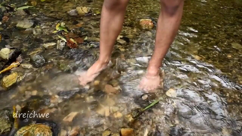 Dreichwe: Mandi kaki di sungai