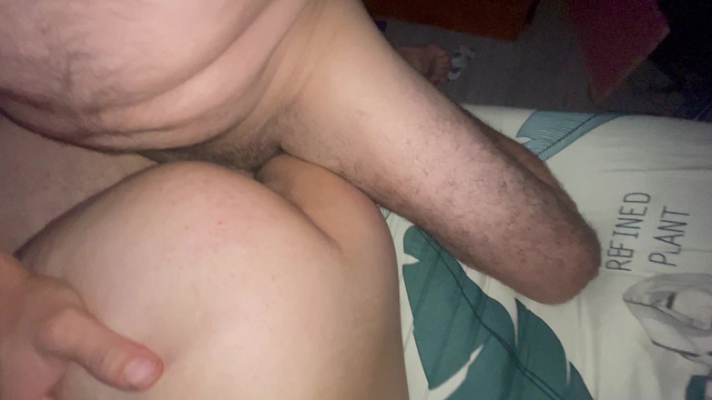 Ionut899: 새아빠는 가슴 사이와 내 입에서 나를 박고 내 보지에 들어가게 해줍니다.