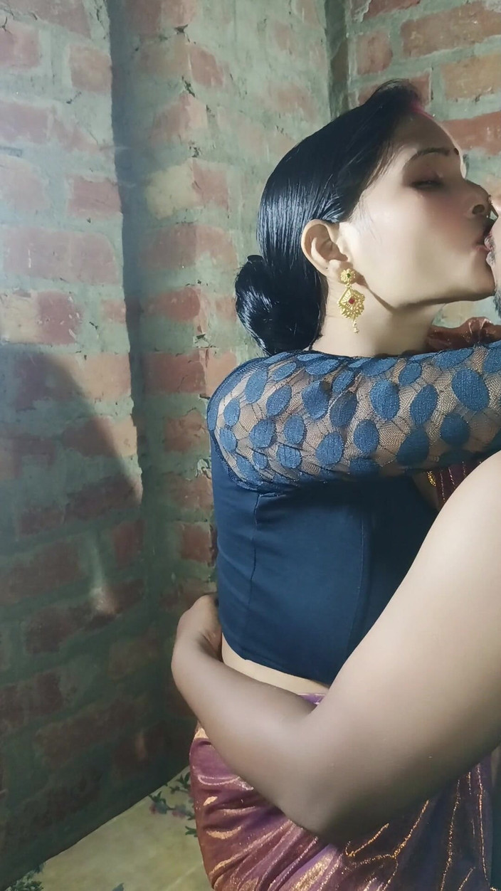 Renudbf: Я поцеловал горячую жену моего друга так много, что ее влагалище стало мокрой, и она сказала да сексу.