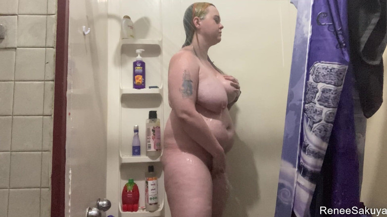 Renee Sakuya: Masturbazione in doccia