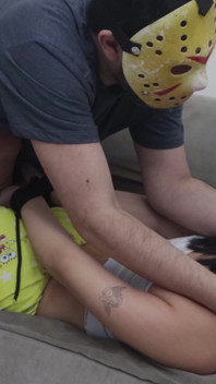 Gabi in bondage, Solletico, bastinado e umiliazione