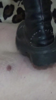 Pisando com botas no corpo nu
