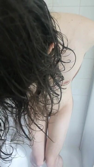 Theresa Si: Theresa Sissygasm davanti alla doccia