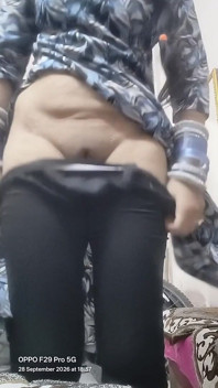 Desi Housewife Showing Boobs and Pussy
