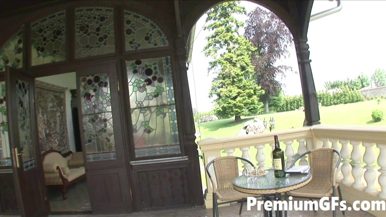 Premium GFs: O gagică brunetă sexy are parte de pulă dublă în trei