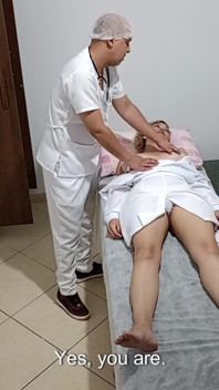 Má několik doktorových análních creampie.