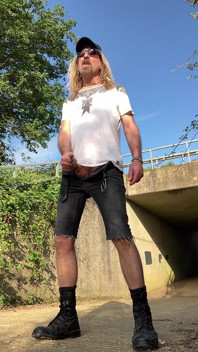 Langhaarige wichst und kommt an der Unterpass