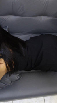 Cewek sange ini lagi asik seks anal sama pria asing!