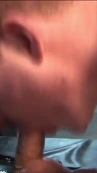 Sexy amatérští gumoví chlapi jedí sperma a fetiš šukají