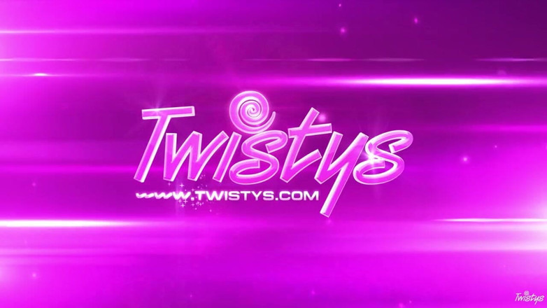 Twistys: Twistys - ホットなアジア系ブルネットのエヴァ・ロヴィアが室内でソロマスターベーションとスタイリッシュなパンティストッキングアクションで活躍