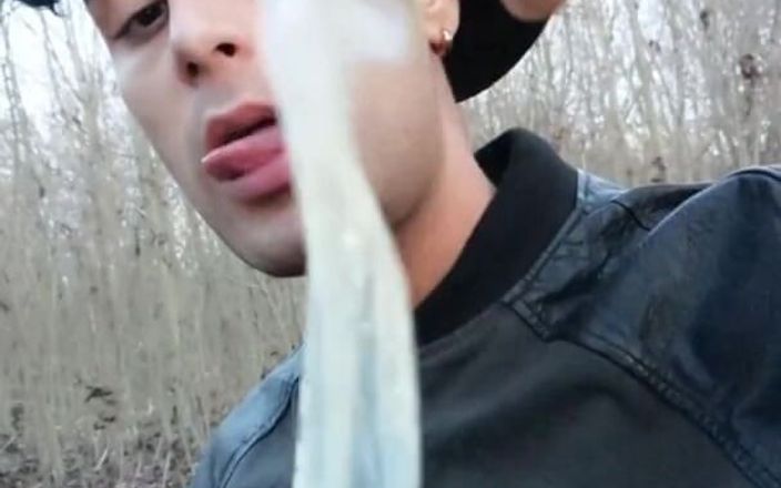 Idmir Sugary: Твинк использует заполненный спермой презерватив после траха, как круглая резинка и надевает презерватив на его язык