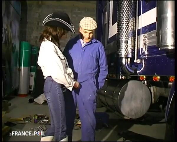 French Family Secrets: Un șofer de camion sexy, sexy, în grup!