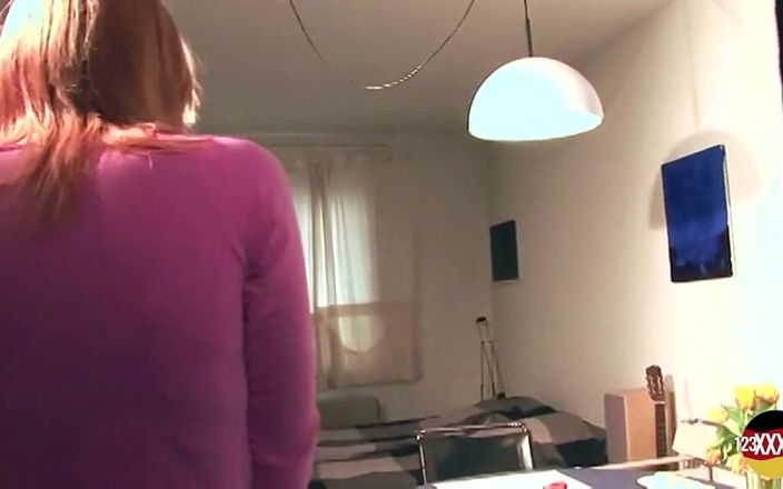 123XXX - 100% Amateurs: A la rubia de culo redondo de Alemania le gusta...