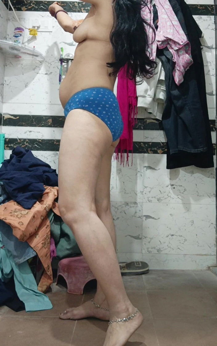 Priyahot77: Priya si kakak ipar india lagi pamer pantat bahenolnya pagi-pagi