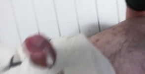 Guarda mentre tiro fuori il mio cazzo bianco gonfio e faccio una rapida collezione di sperma