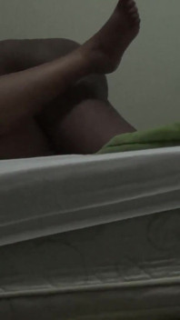 Ömsesidig orgasm med min bystiga fru medan jag sprider benen vidöppna