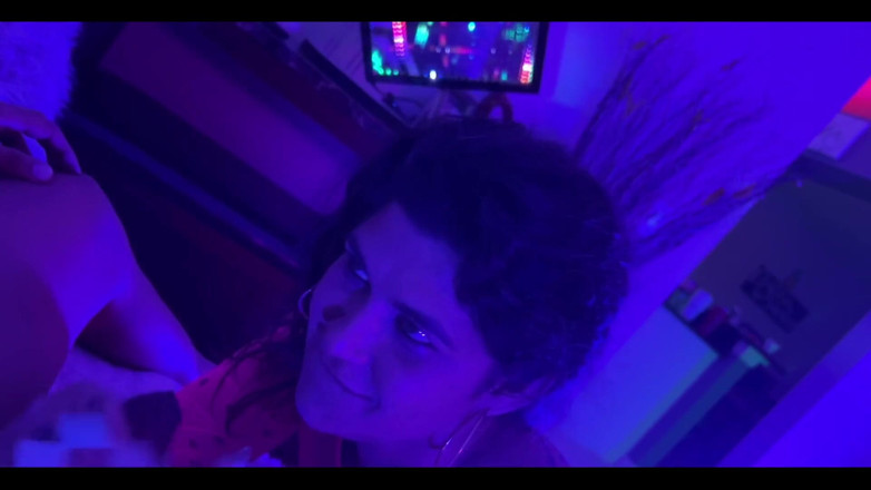 PsiloSiren: Elle suce une bite lors d’une soirée échangiste