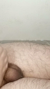 Hora Del Baño Solo - Masturbación Mojada En Agua Poco Profunda