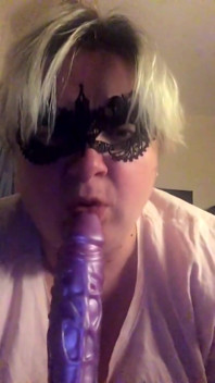 La bbw culona succhia il mio dildo viola da 12 pollici