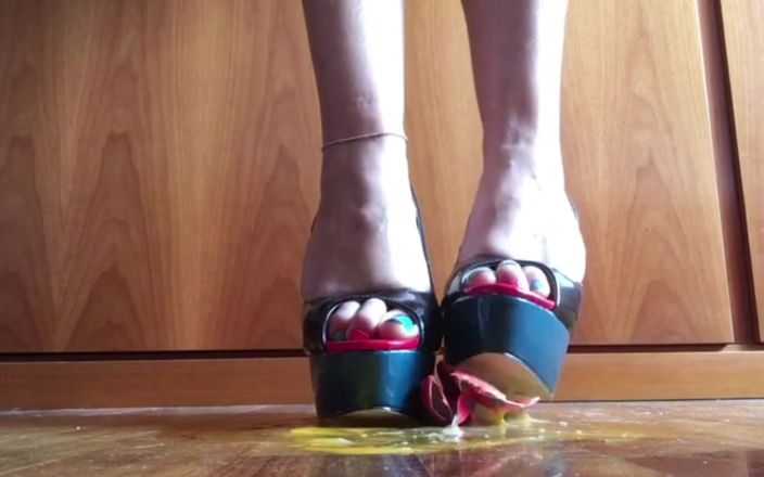 Niki studio: セクシーなハイヒールは卵を砕く
