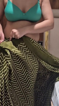 Ấn Độ bhabhi bị đụ từ phía sau trong khi đuổi theo quần áo