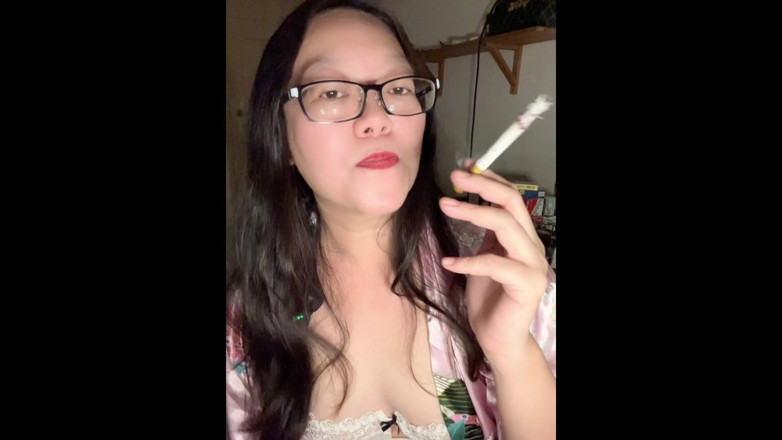 Smoking Asian: Darkside sigara içen Asyalı yalama: hırıltılı, öksürüyor, üstsüz orta yaşlı seksi kadın...