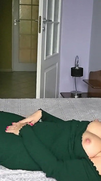 Rubia esposa teniendo una tarde de descanso en el dormitorio