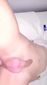 Podívejte se na toto video POV, kde mě šuká a stříkám z ptáka v mé růžové díře
