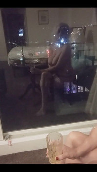 Пытаюсь быть немного арти с моим отражением в окне, это сработали