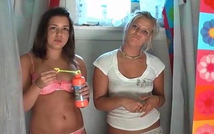 Homegrown Video: Sam dan Callie Sabun Antara Satu Sama Lain Di Bilik...