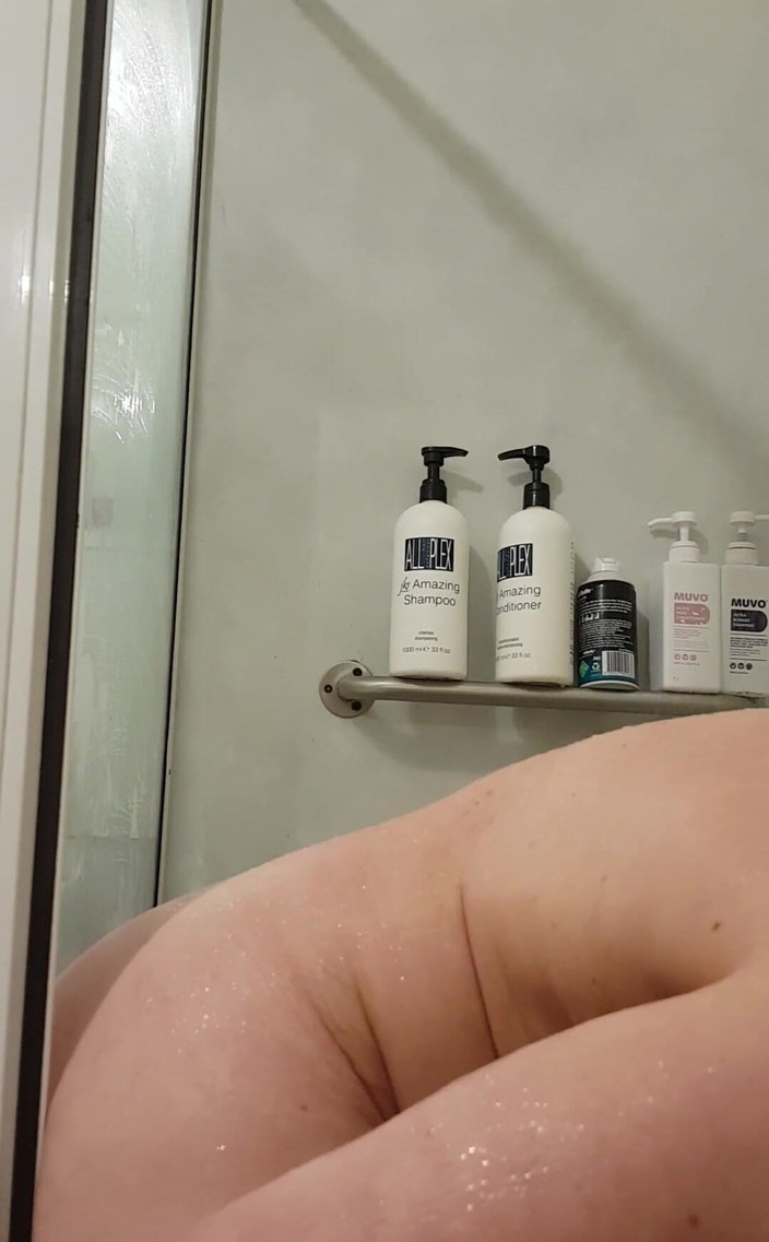 Michellexm: Försökte göra en sexig duschvideo med min nya dildo, men...