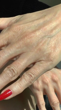 Marque d’esclave avec un stylo, beaux ongles rouges, Lady Victoria Valente