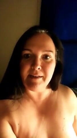 Red hot sexy queen: La calda milf con grandi tette succhia un dildo come...