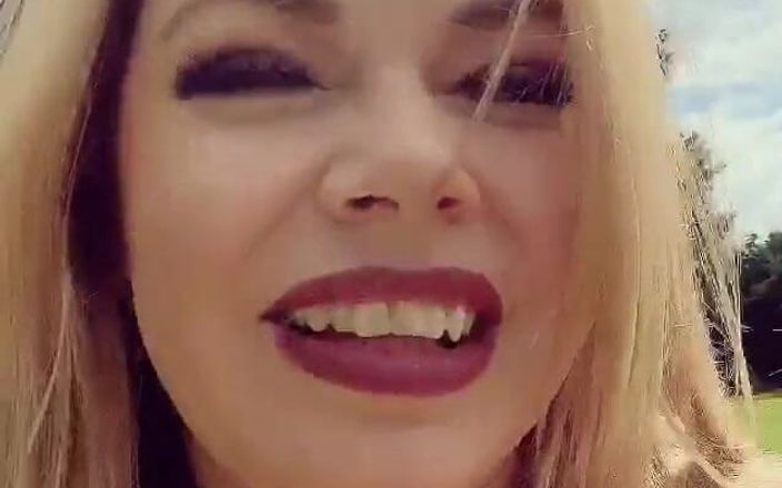 Alicia Rhodes: Milf Probleme de Pisicuța mea pulsantă după tunde gazon pe...