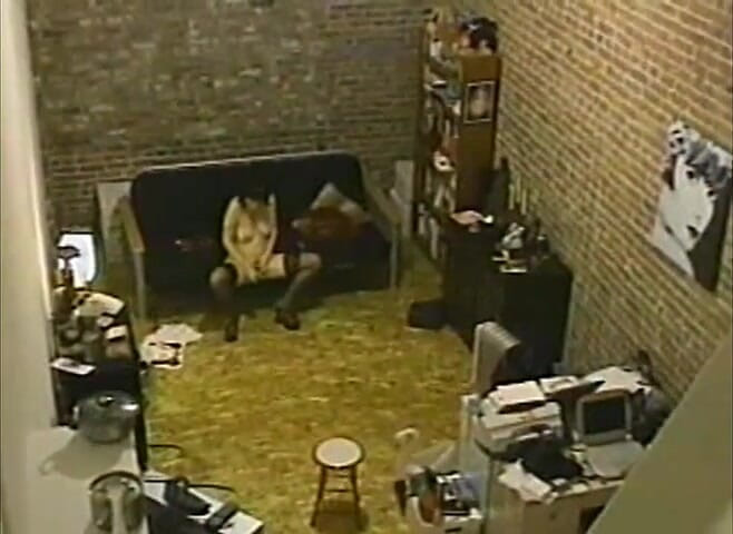 Homegrown Solo Babe: Leila se masturbează pe canapea